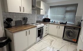 Contractor And Family, Private Detached Property Dy5